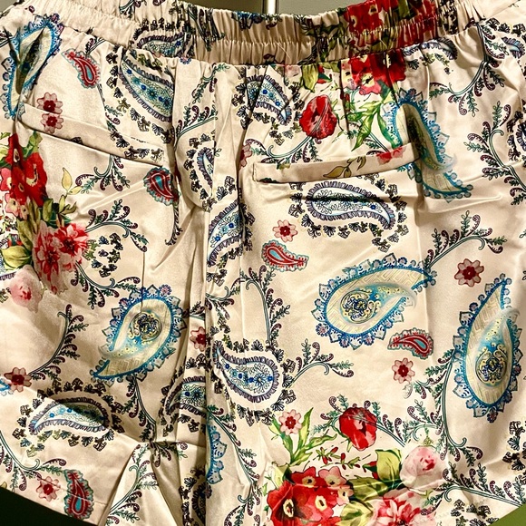 Umgee Floral Paisley Cream Women's Shorts, size L, NWT - Picture 12 of 12